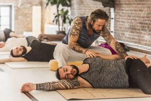 Yoga workshops voor bedrijven bij yogaschool Yogi Heroes in Hilversum